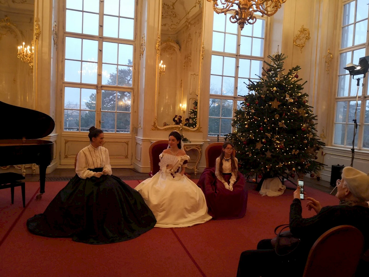 Sala del Castello di Gödöllő addobbata per il Natale, con figuranti in costume dell’epoca di Sissi