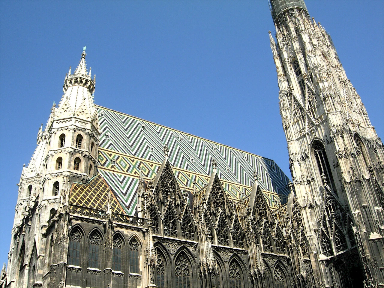 La Cattedrale di Santo Stefano a Vienna con il suo tetto di tegole colorate