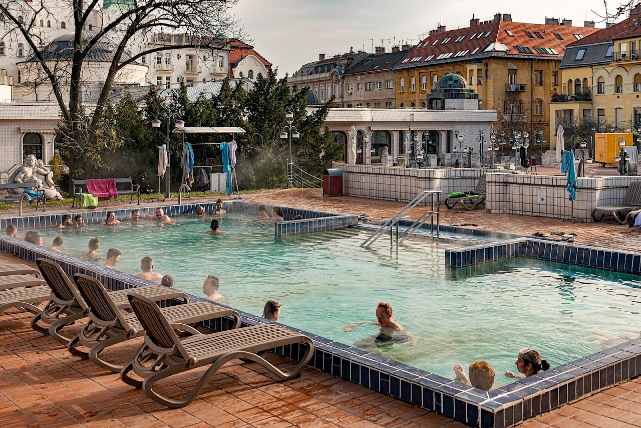 La piscina all’aperto delle Terme Gellért di Budapest