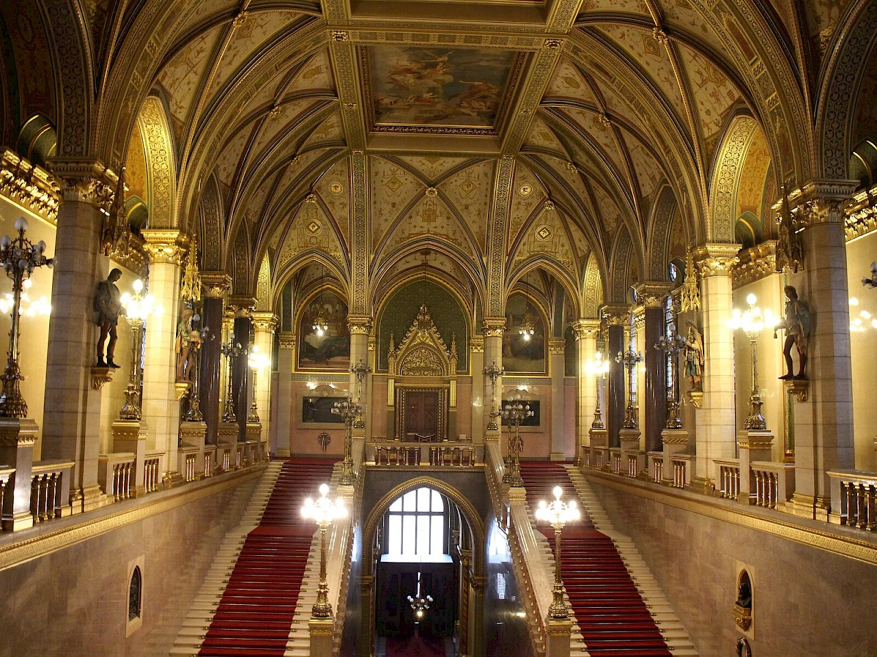 Lo scalone d’onore del Parlamento di Budapest